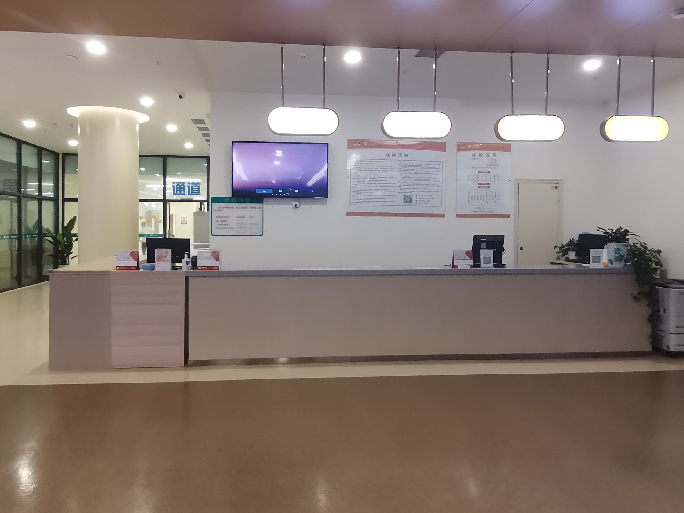 智能分診系統(tǒng)設(shè)備配套助力四川雅安市人民醫(yī)院的智能化醫(yī)療革新。效果圖
